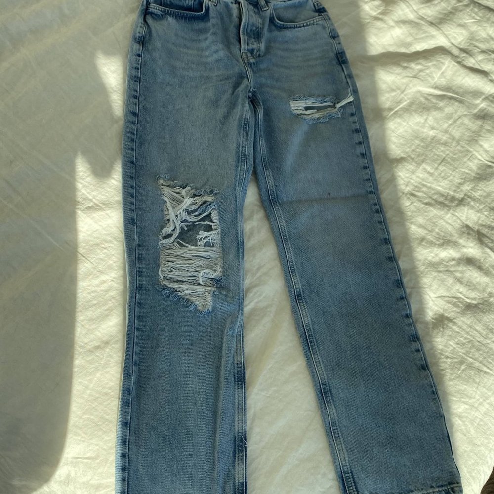 High-waisted ripped jeans